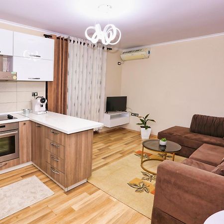 R&B City Center Apartment Tirana Esterno foto