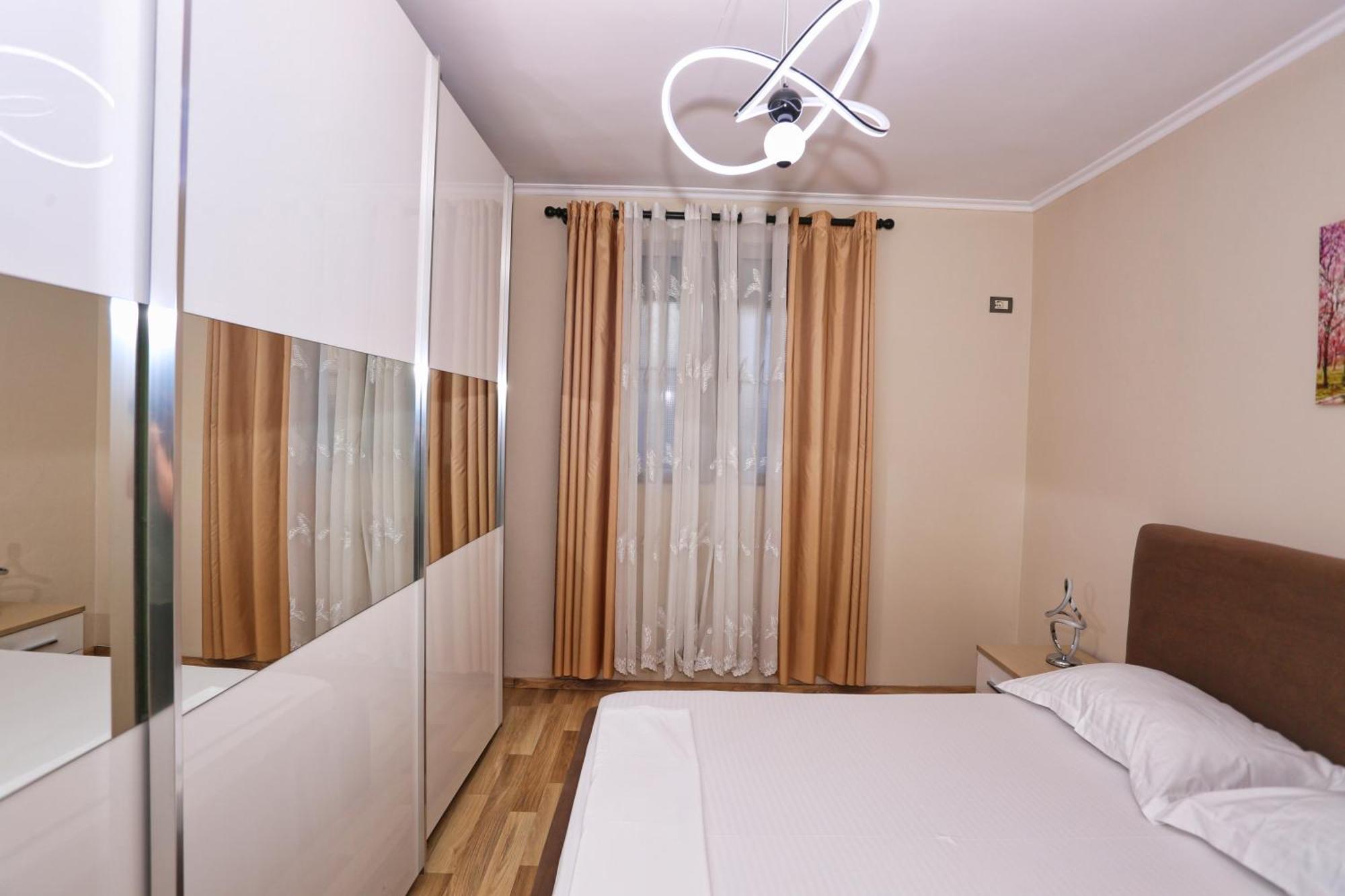 R&B City Center Apartment Tirana Esterno foto