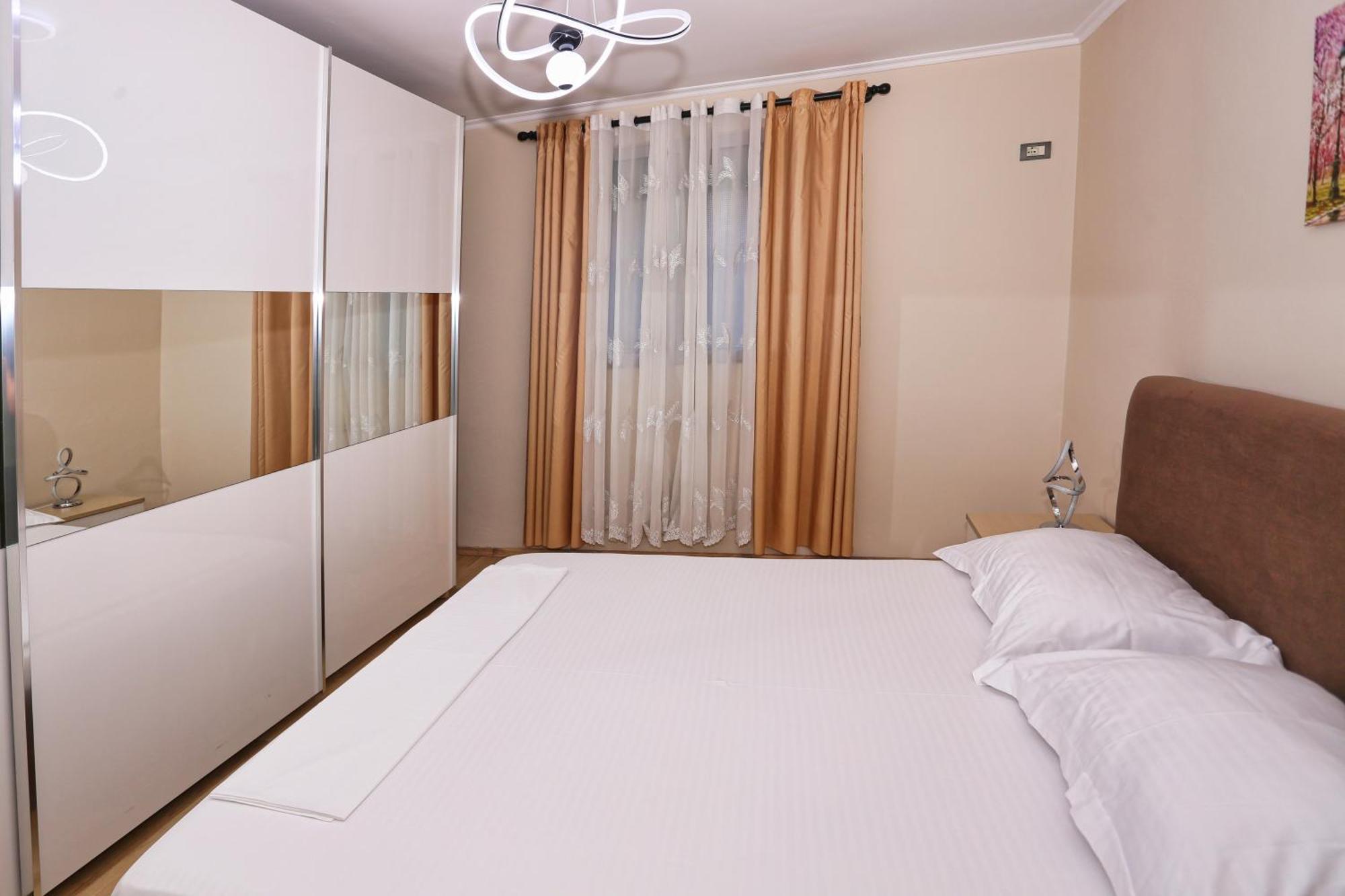 R&B City Center Apartment Tirana Esterno foto