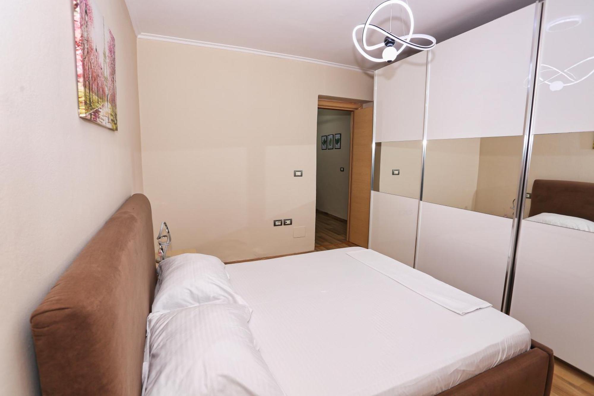 R&B City Center Apartment Tirana Esterno foto